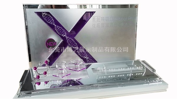 我們在定制亞克力展示架時，應該選擇UV印刷還是絲印呢？